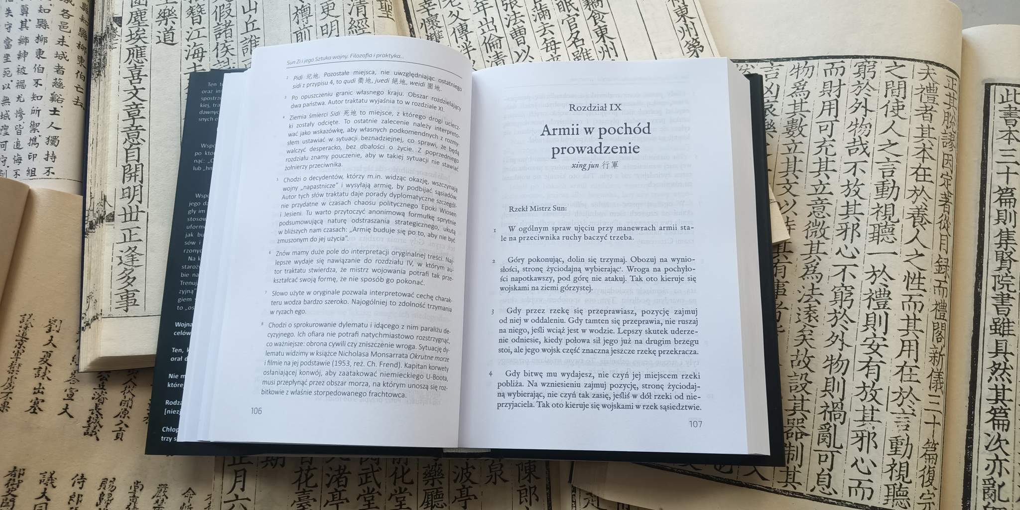 Sztuka wojny, Chiny, Sztuka wojny, historia Chin, historia Państwa środka, traktat militarny, dowodzenie, zarządzanie, Sun Zi, Sun Tzu, podręcznik skutecznego działania, najlepszy przekład, próbka tekstu, strony 106-107, traktat Sun Tzu, r. dziewiąty. | Zdjęcie artystyczne środka